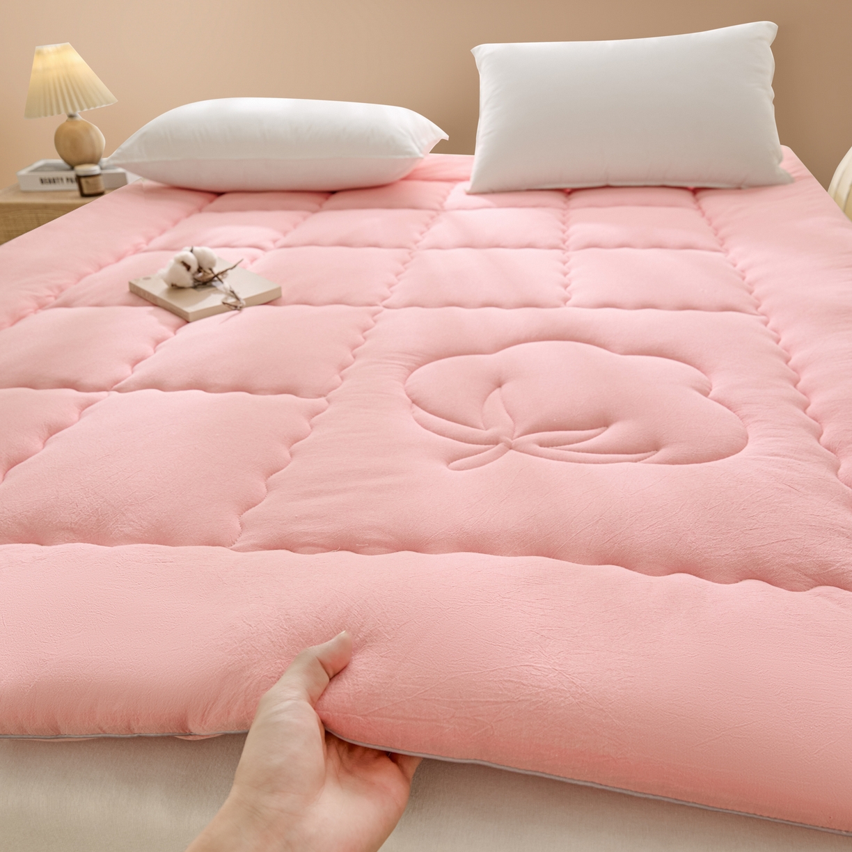 91家纺网 家纺一手货源 找家纺 悠米悠家 2025新款亲肤加厚棉花夹棉床褥 粉色