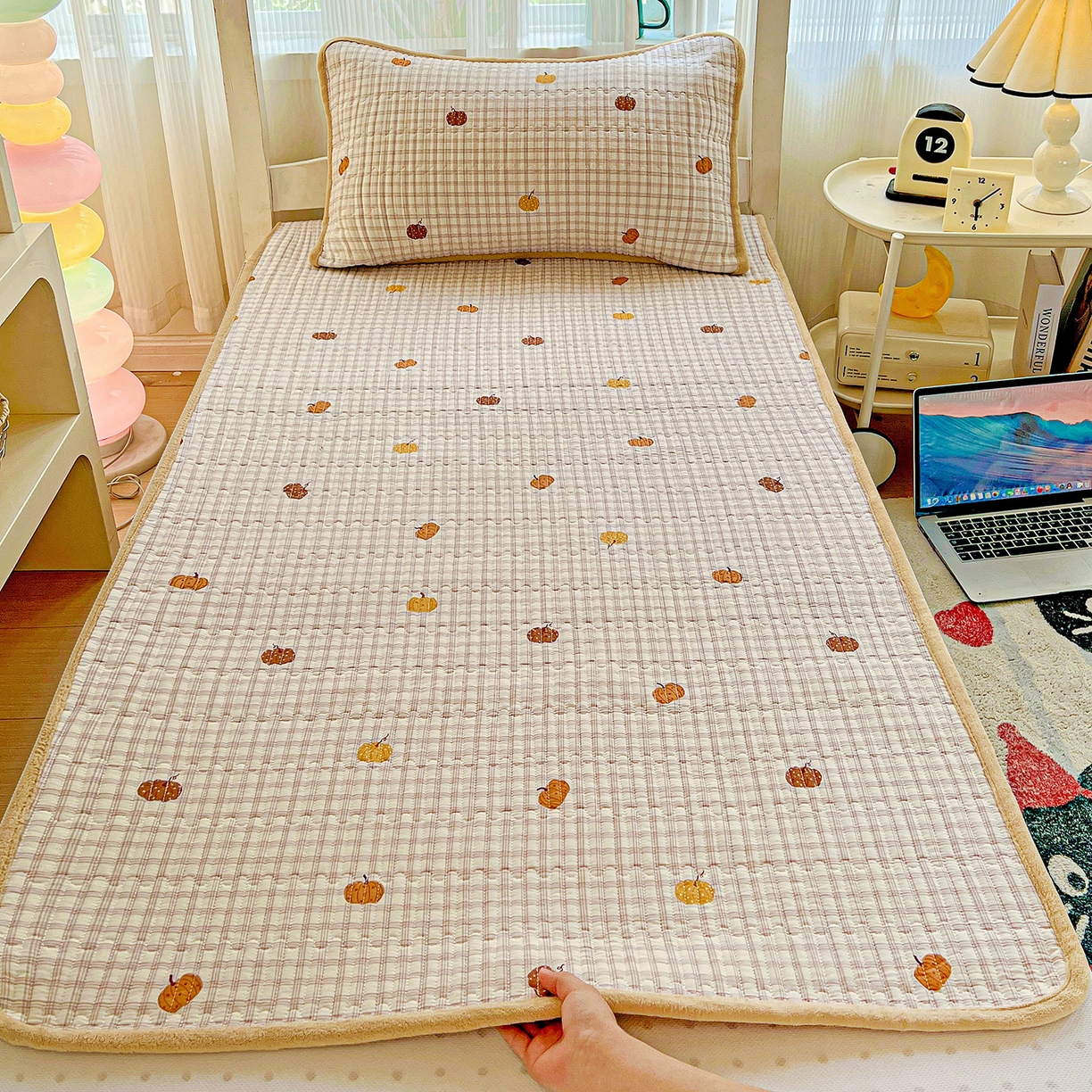 91家纺网 家纺一手货源 找家纺 恒尚居 2025新款纯棉牛奶绒学生床垫 双面两用夹棉床单床垫-秋冬款 四季通用-系列二 【奇趣南瓜】-A纯棉-B牛奶绒