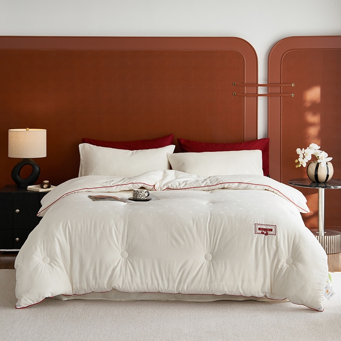 91家纺网 家纺一手货源 找家纺 （总）莱宁被业 2025新款A类全棉提花樱桃刺绣大豆被春秋被加厚柔软冬被被子被芯