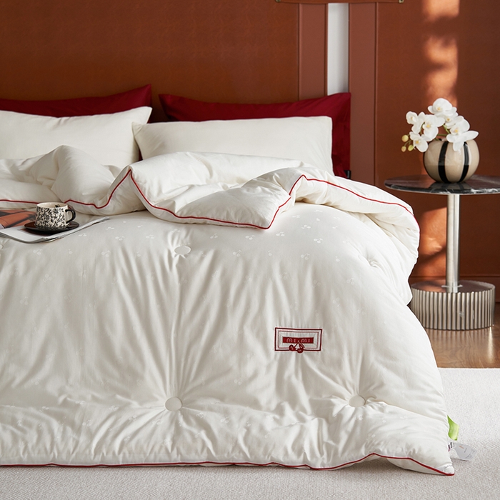 91家纺网 家纺一手货源 找家纺 （总）莱宁被业 2025新款A类全棉提花樱桃刺绣大豆被春秋被加厚柔软冬被被子被芯