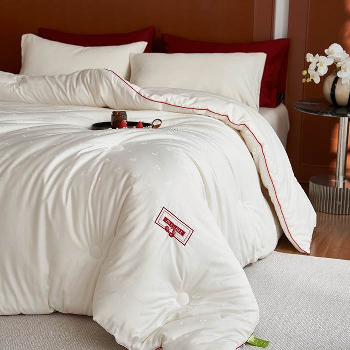 91家纺网 家纺一手货源 找家纺 （总）莱宁被业 2025新款A类全棉提花樱桃刺绣大豆被春秋被加厚柔软冬被被子被芯