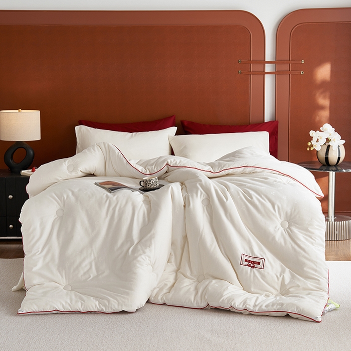 91家纺网 家纺一手货源 找家纺 （总）莱宁被业 2025新款A类全棉提花樱桃刺绣大豆被春秋被加厚柔软冬被被子被芯