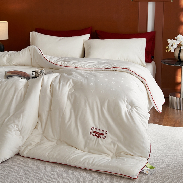 91家纺网 家纺一手货源 找家纺 （总）莱宁被业 2025新款A类全棉提花樱桃刺绣大豆被春秋被加厚柔软冬被被子被芯