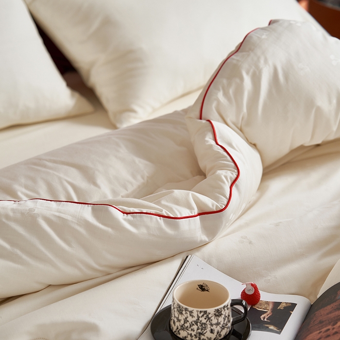 91家纺网 家纺一手货源 找家纺 （总）莱宁被业 2025新款A类全棉提花樱桃刺绣大豆被春秋被加厚柔软冬被被子被芯