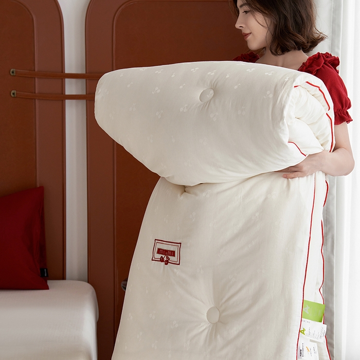 91家纺网 家纺一手货源 找家纺 （总）莱宁被业 2025新款A类全棉提花樱桃刺绣大豆被春秋被加厚柔软冬被被子被芯