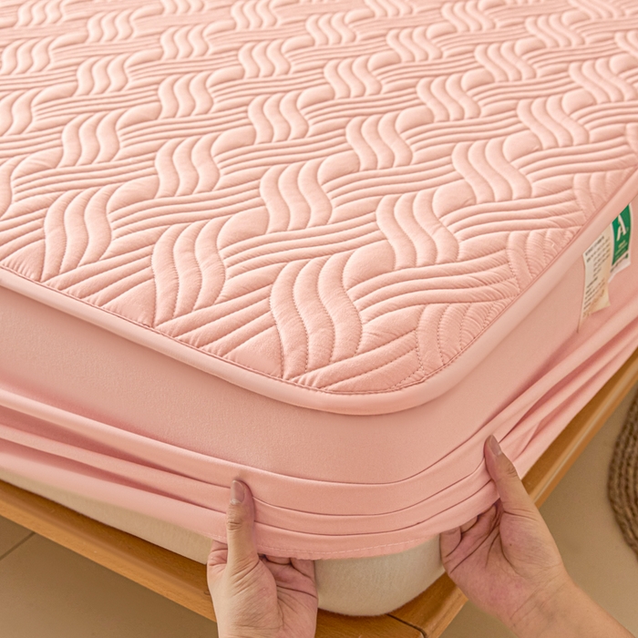 91家纺网 家纺一手货源 找家纺 九亭家纺 2025新款A类防水夹棉床笠 水波纹-豆沙