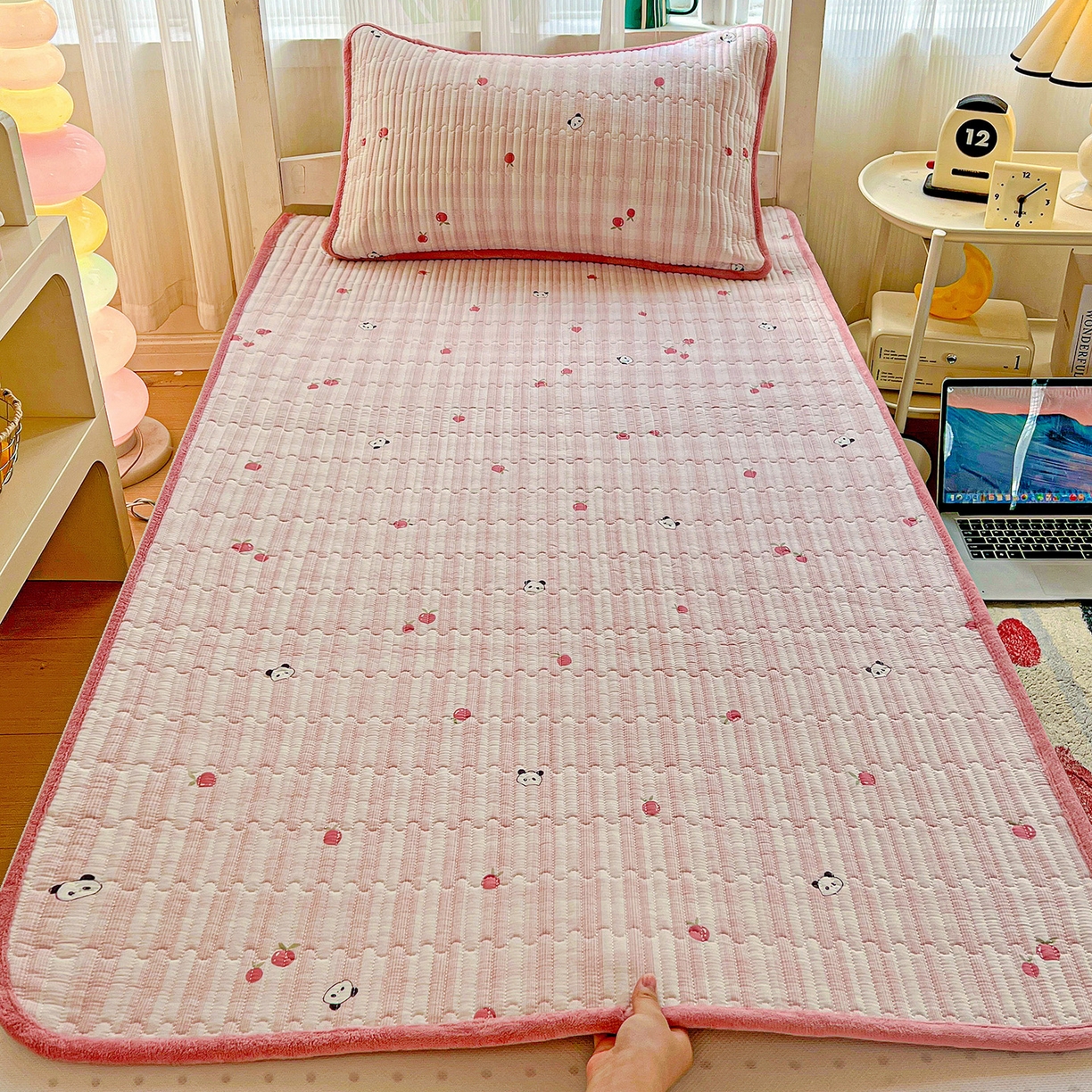 91家纺网 家纺一手货源 找家纺 恒尚居 2025新款纯棉牛奶绒学生床垫 双面两用夹棉床单床垫-秋冬款 四季通用-系列二 【小欢喜-粉】-A纯棉-B牛奶绒