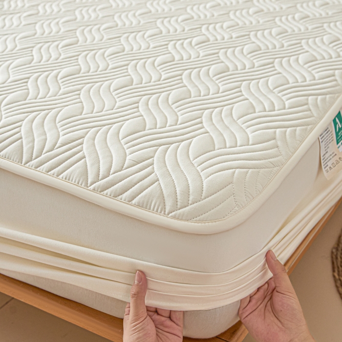 91家纺网 家纺一手货源 找家纺 九亭家纺 2025新款A类防水夹棉床笠 水波纹-云朵白