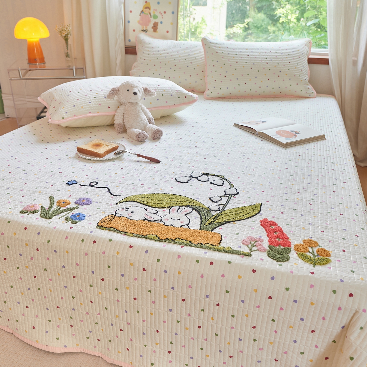 91家纺网 家纺一手货源 找家纺 鑫喜莱家纺 2025新款云朵棉毛巾绣床盖三件套 铃兰兔