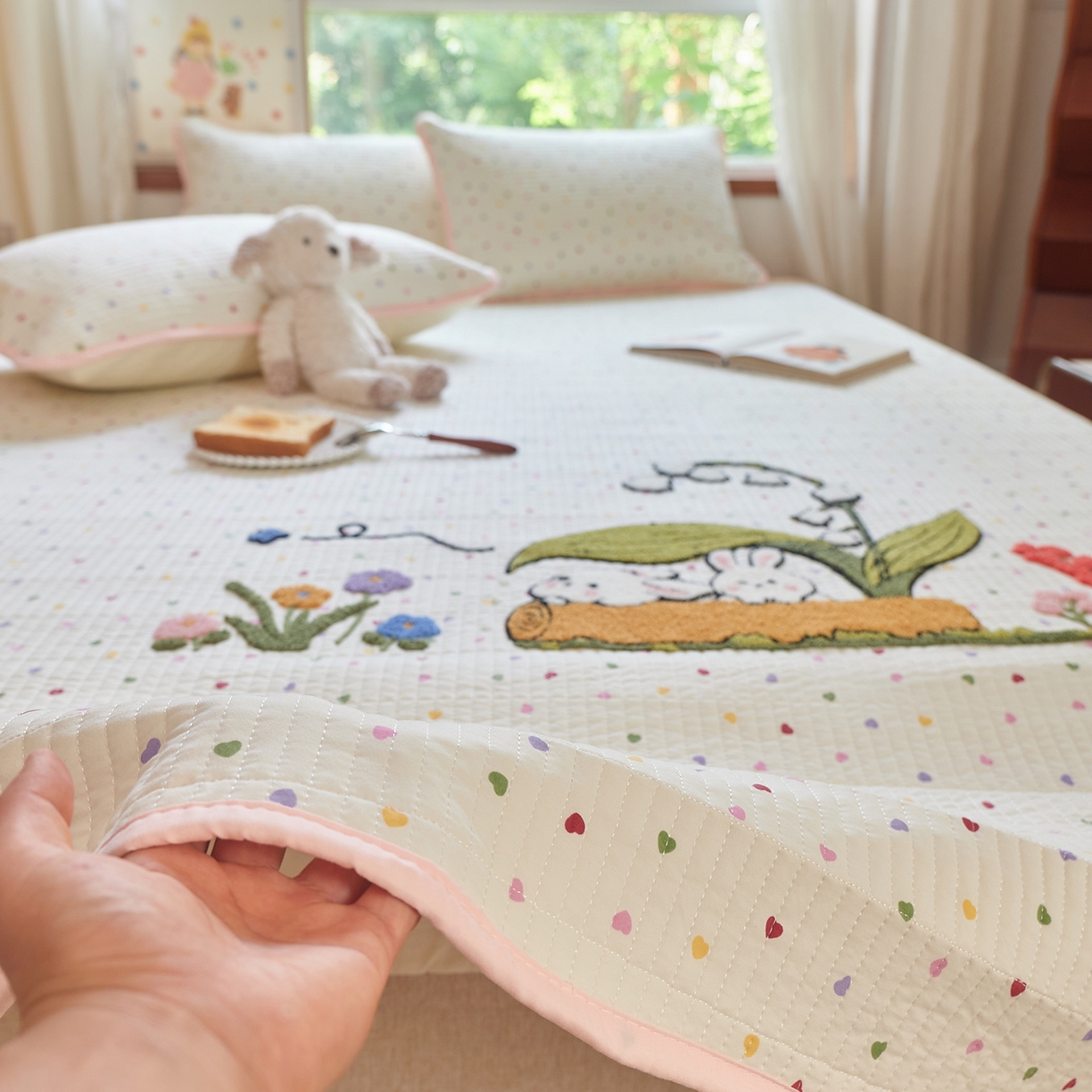 91家纺网 家纺一手货源 找家纺 鑫喜莱家纺 2025新款云朵棉毛巾绣床盖三件套 铃兰兔