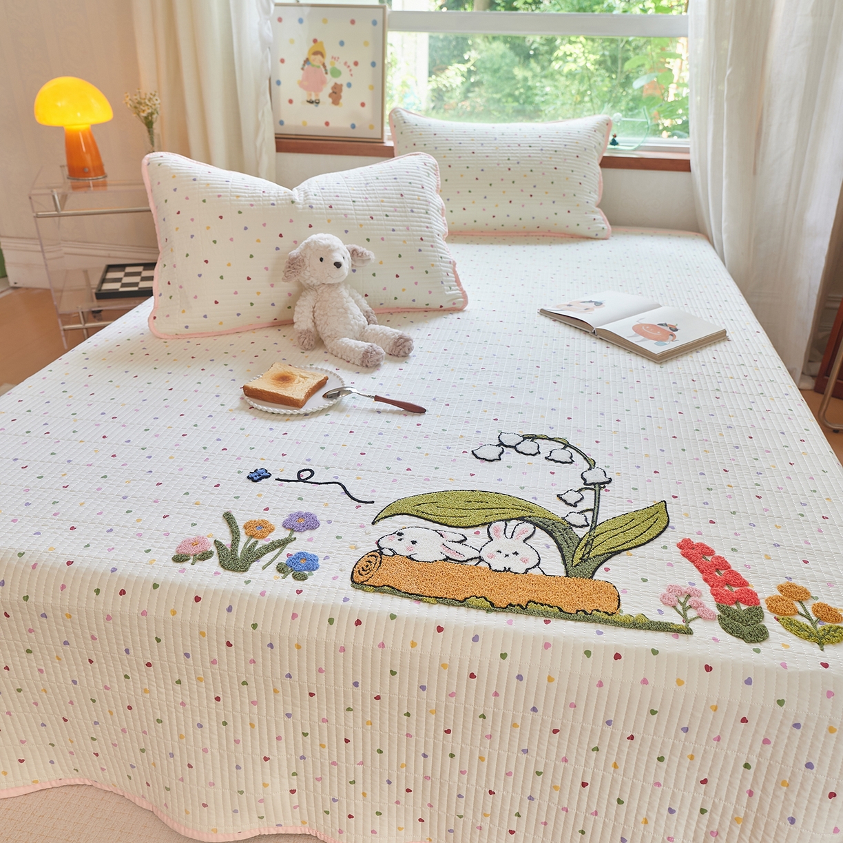 91家纺网 家纺一手货源 找家纺 鑫喜莱家纺 2025新款云朵棉毛巾绣床盖三件套 铃兰兔