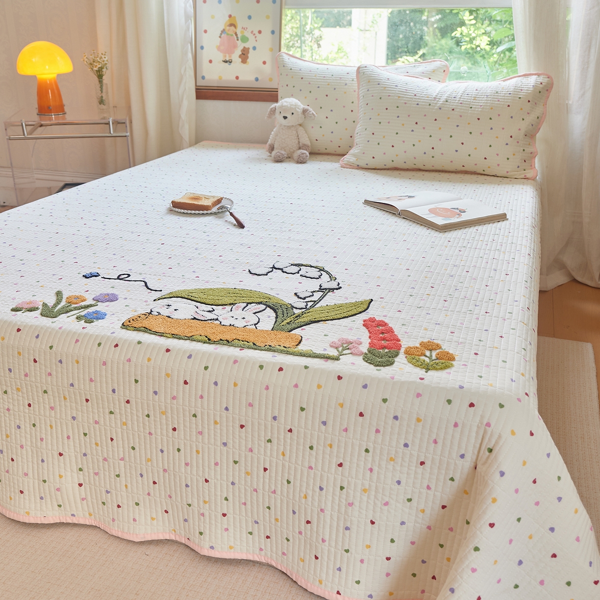 91家纺网 家纺一手货源 找家纺 鑫喜莱家纺 2025新款云朵棉毛巾绣床盖三件套 铃兰兔