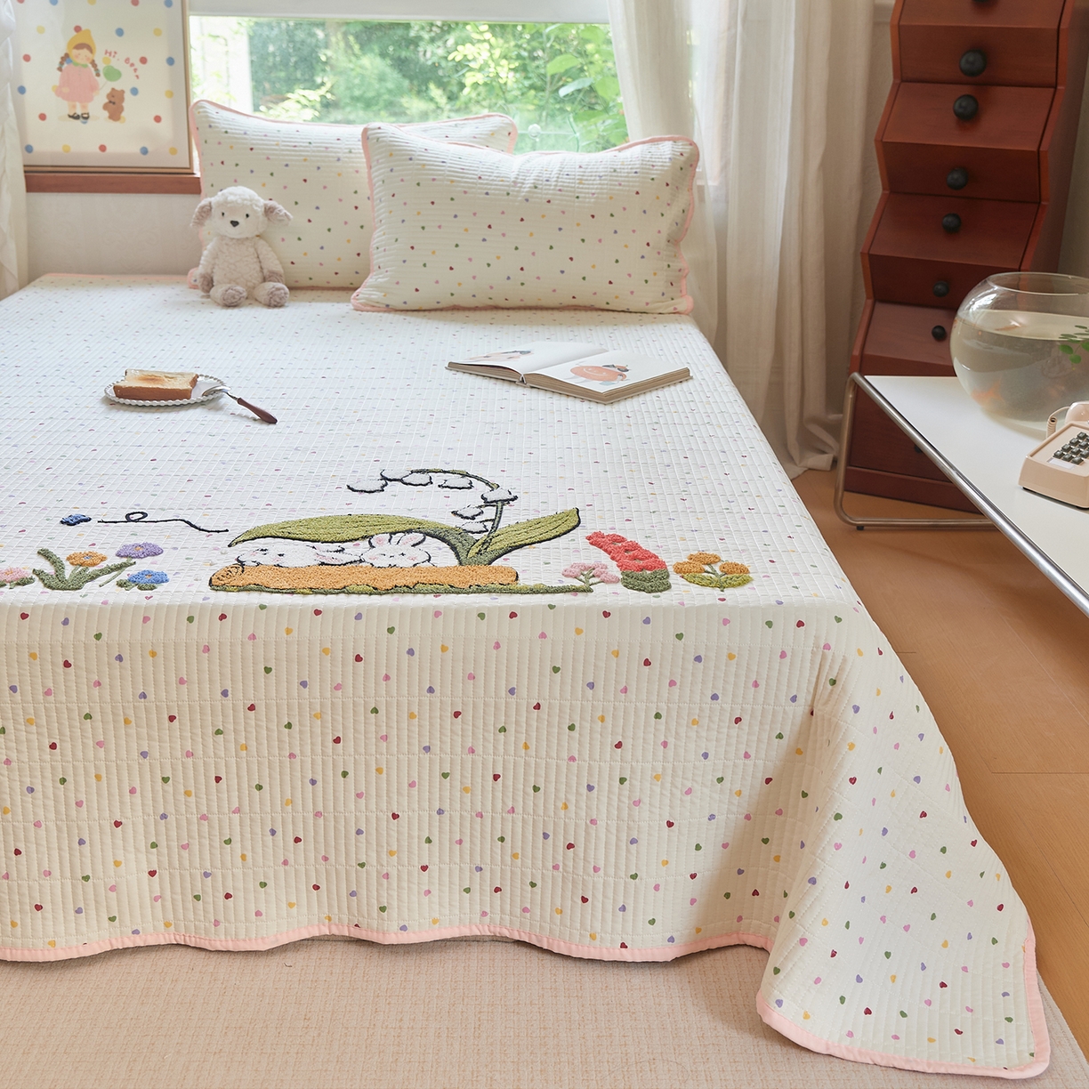 91家纺网 家纺一手货源 找家纺 鑫喜莱家纺 2025新款云朵棉毛巾绣床盖三件套 铃兰兔