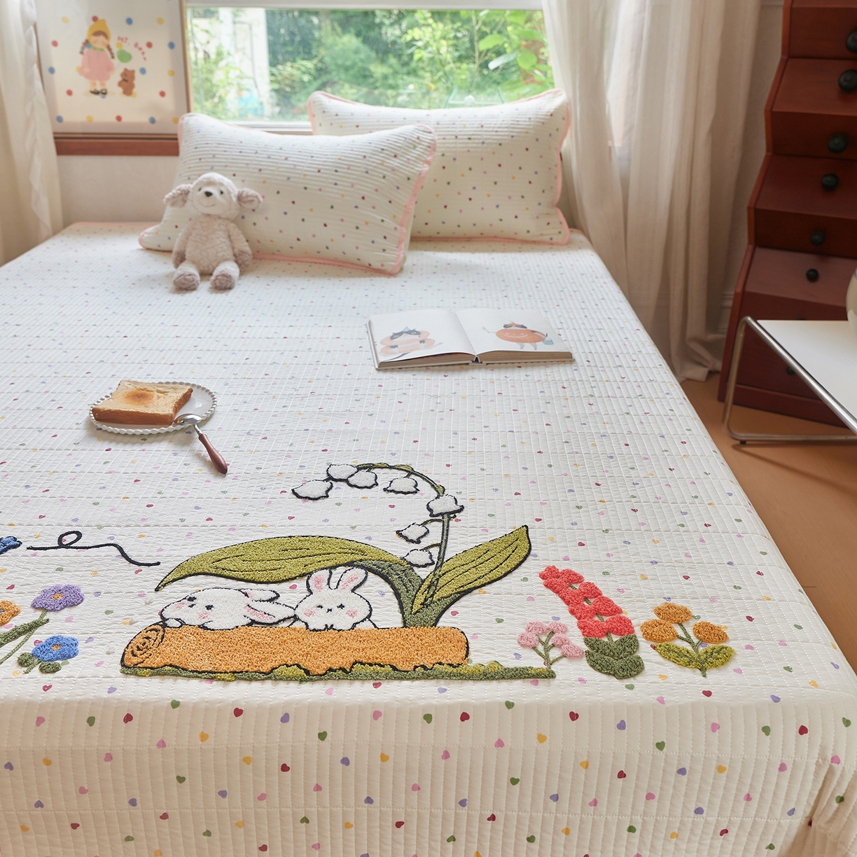 91家纺网 家纺一手货源 找家纺 鑫喜莱家纺 2025新款云朵棉毛巾绣床盖三件套 铃兰兔