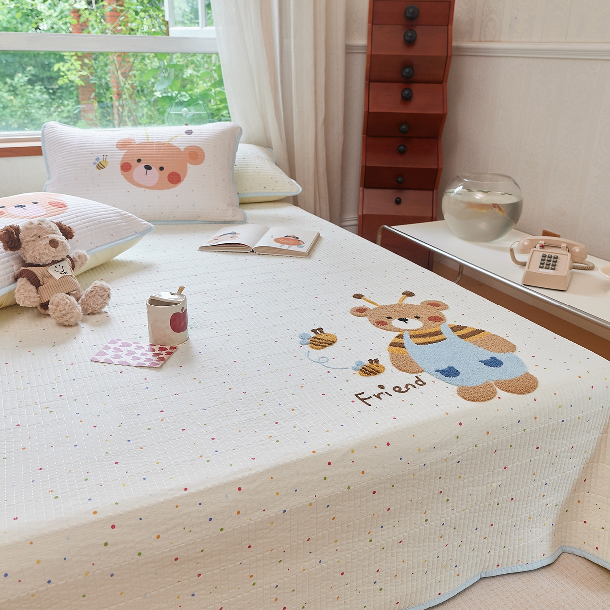 91家纺网 家纺一手货源 找家纺 鑫喜莱家纺 2025新款云朵棉毛巾绣床盖三件套 蜜蜂熊