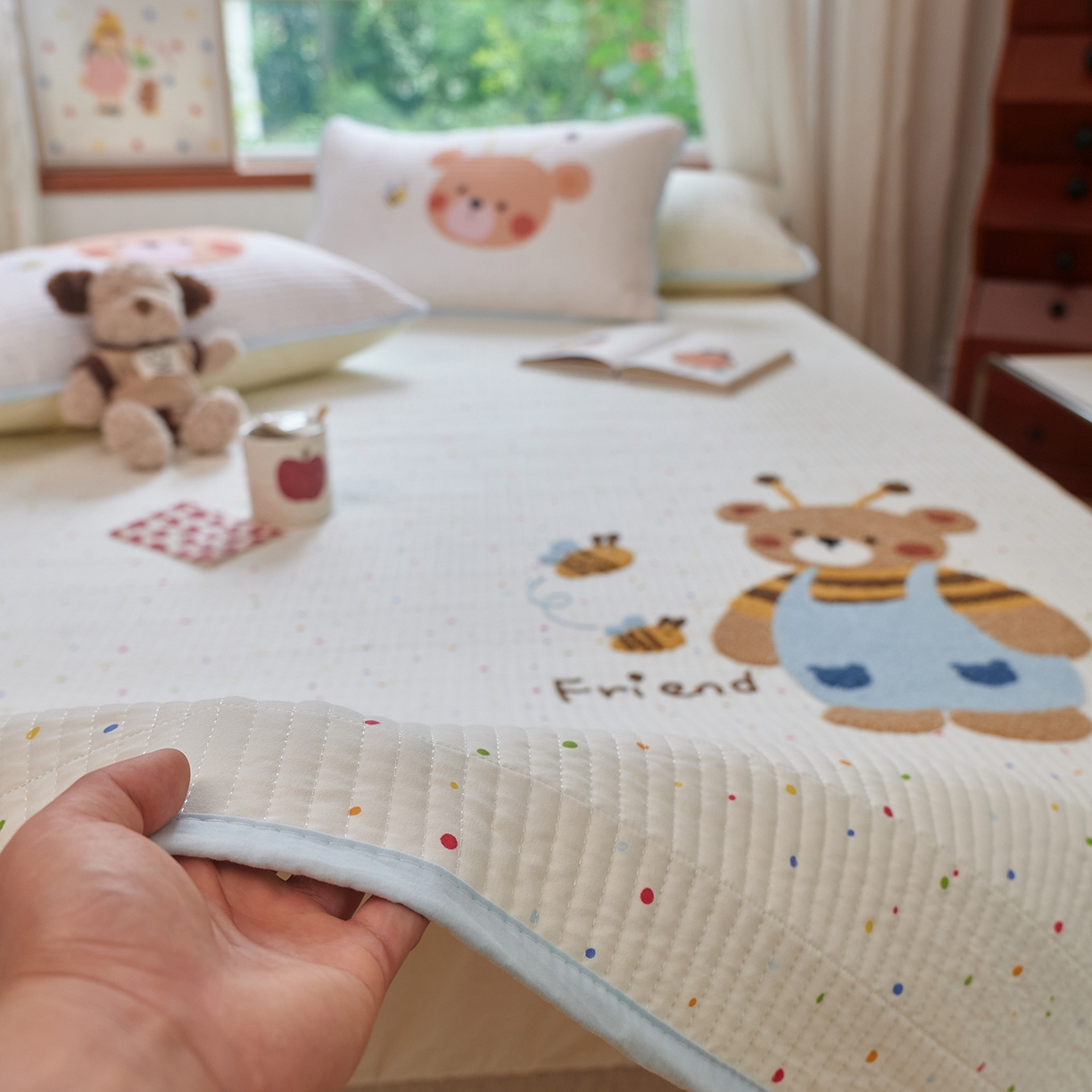 91家纺网 家纺一手货源 找家纺 鑫喜莱家纺 2025新款云朵棉毛巾绣床盖三件套 蜜蜂熊