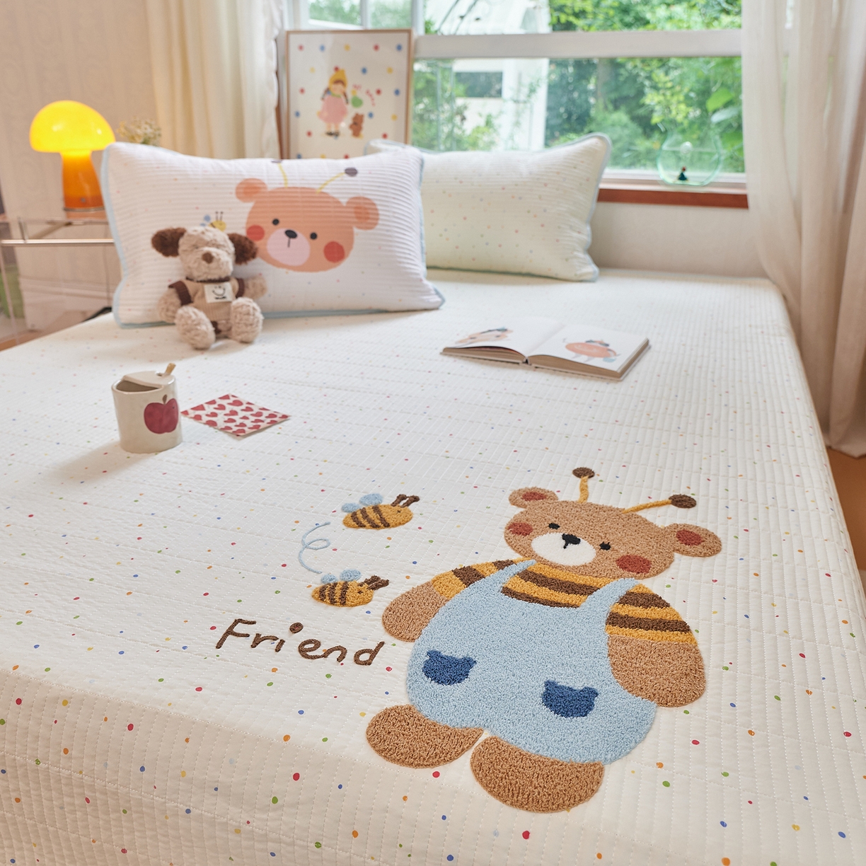 91家纺网 家纺一手货源 找家纺 鑫喜莱家纺 2025新款云朵棉毛巾绣床盖三件套 蜜蜂熊