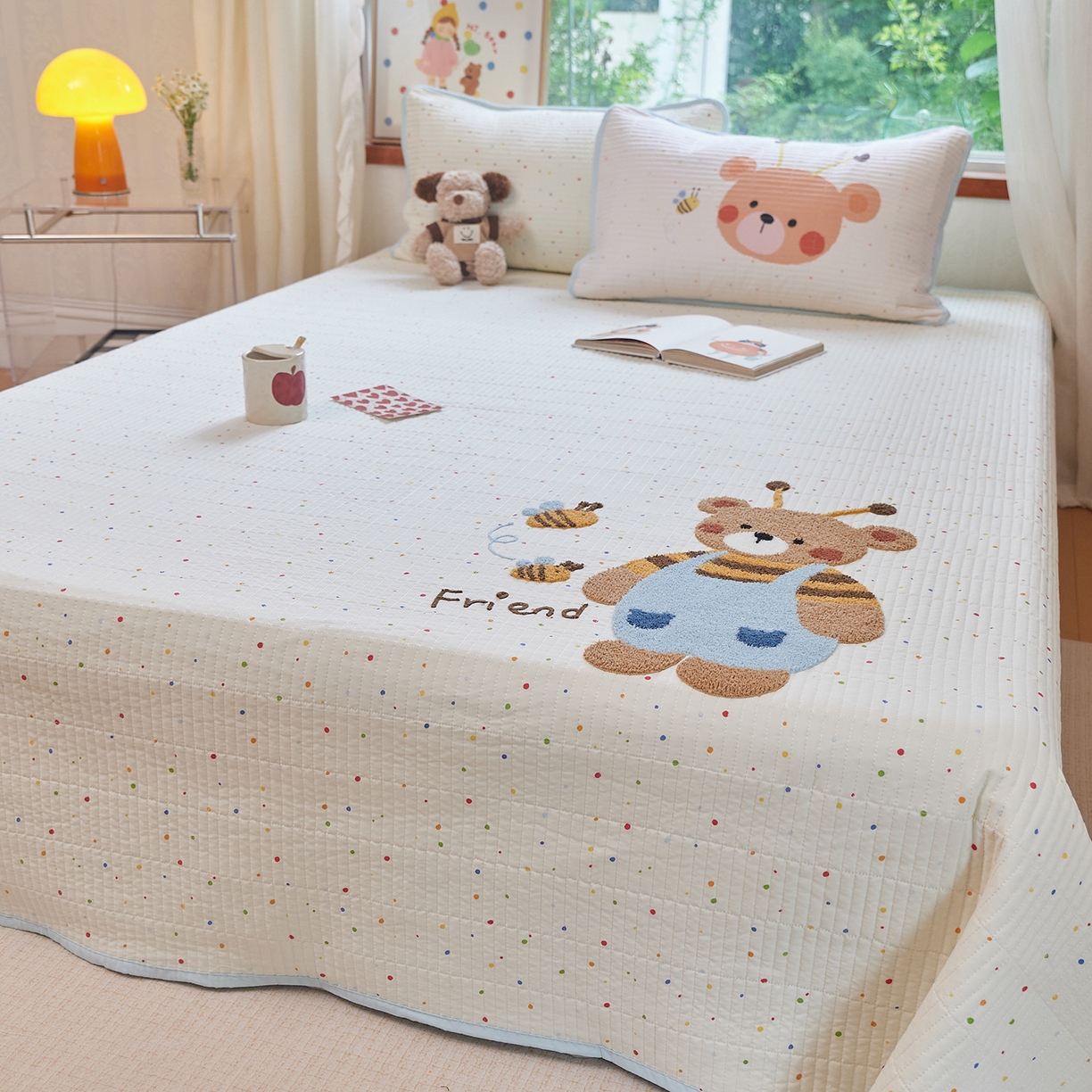 91家纺网 家纺一手货源 找家纺 鑫喜莱家纺 2025新款云朵棉毛巾绣床盖三件套 蜜蜂熊