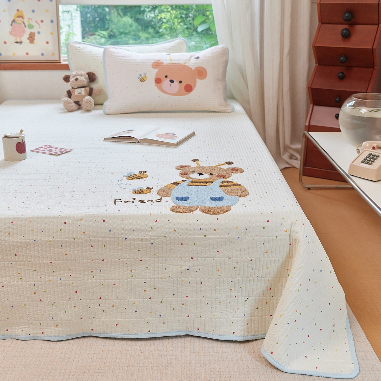 91家纺网 家纺一手货源 找家纺 鑫喜莱家纺 2025新款云朵棉毛巾绣床盖三件套 蜜蜂熊