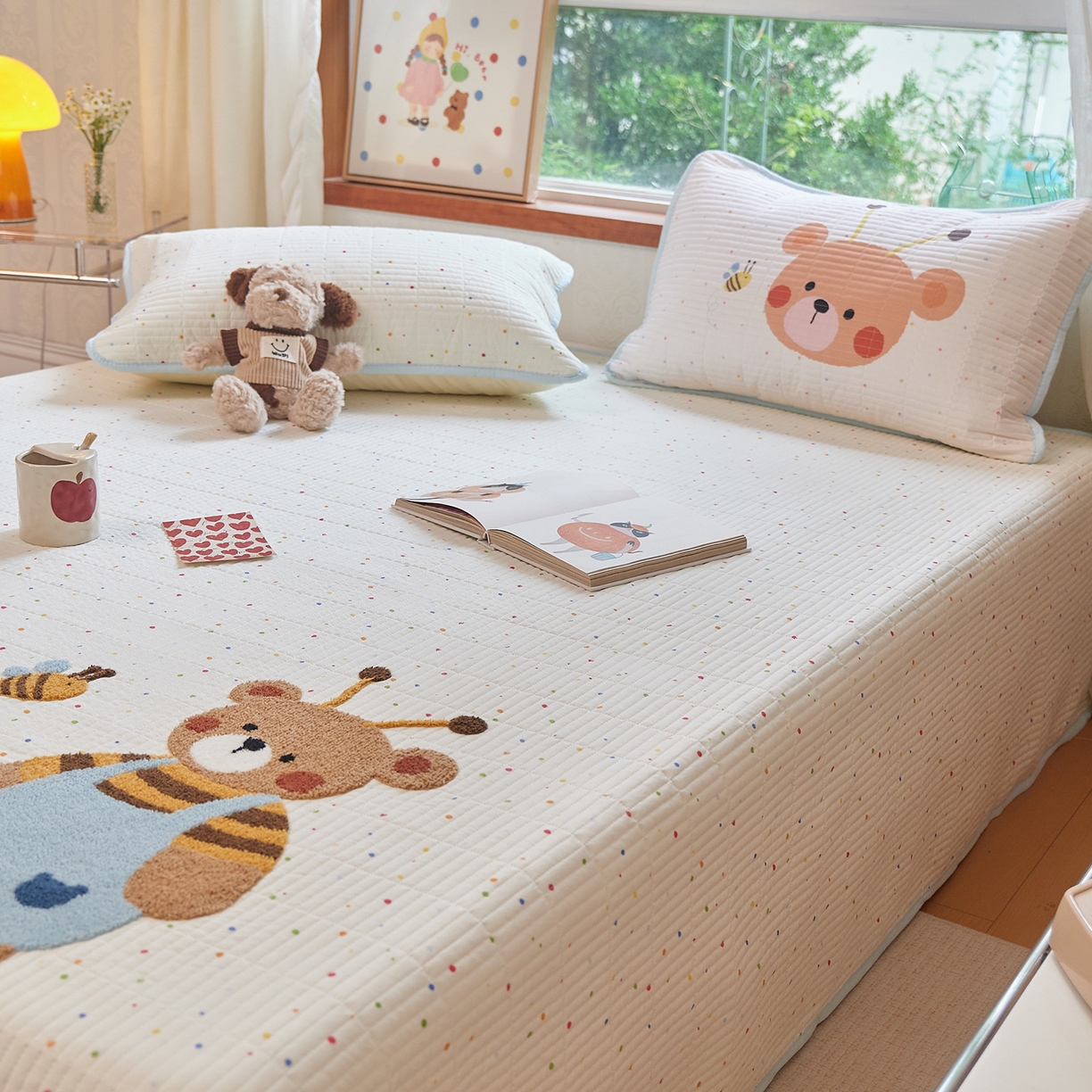 91家纺网 家纺一手货源 找家纺 鑫喜莱家纺 2025新款云朵棉毛巾绣床盖三件套 蜜蜂熊