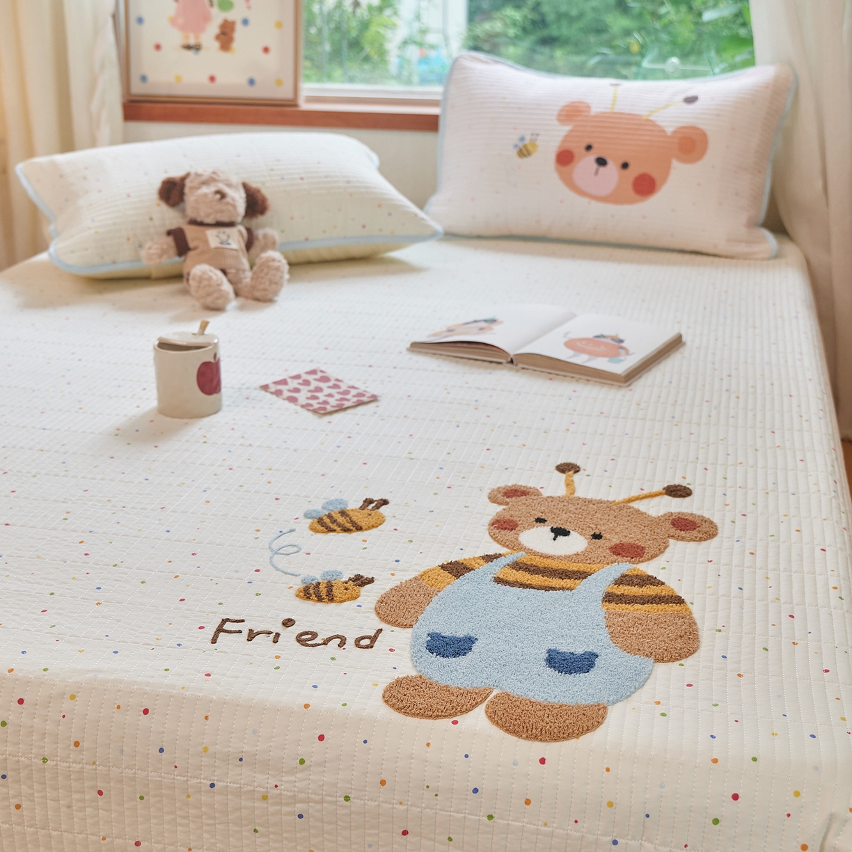 91家纺网 家纺一手货源 找家纺 鑫喜莱家纺 2025新款云朵棉毛巾绣床盖三件套 蜜蜂熊