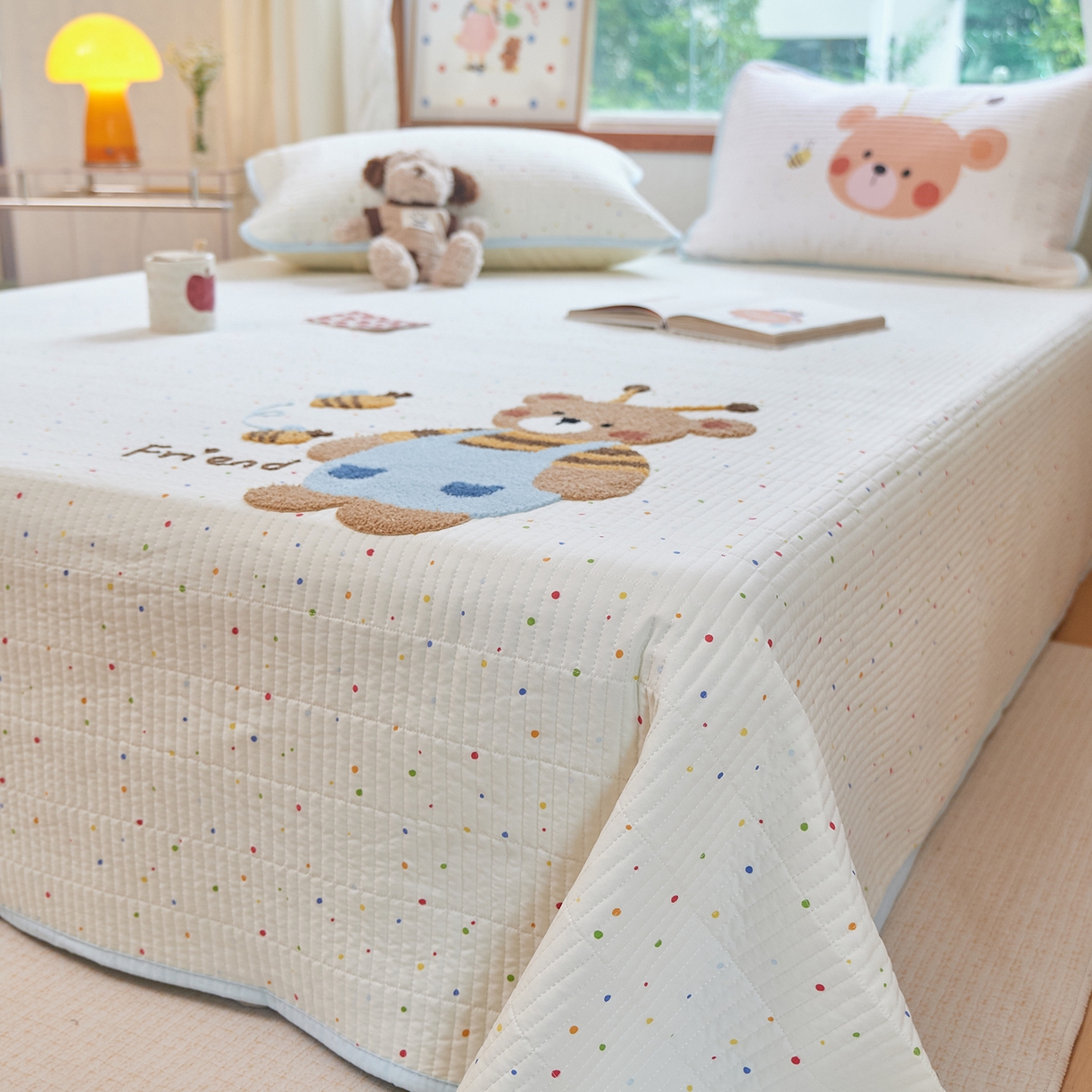 91家纺网 家纺一手货源 找家纺 鑫喜莱家纺 2025新款云朵棉毛巾绣床盖三件套 蜜蜂熊