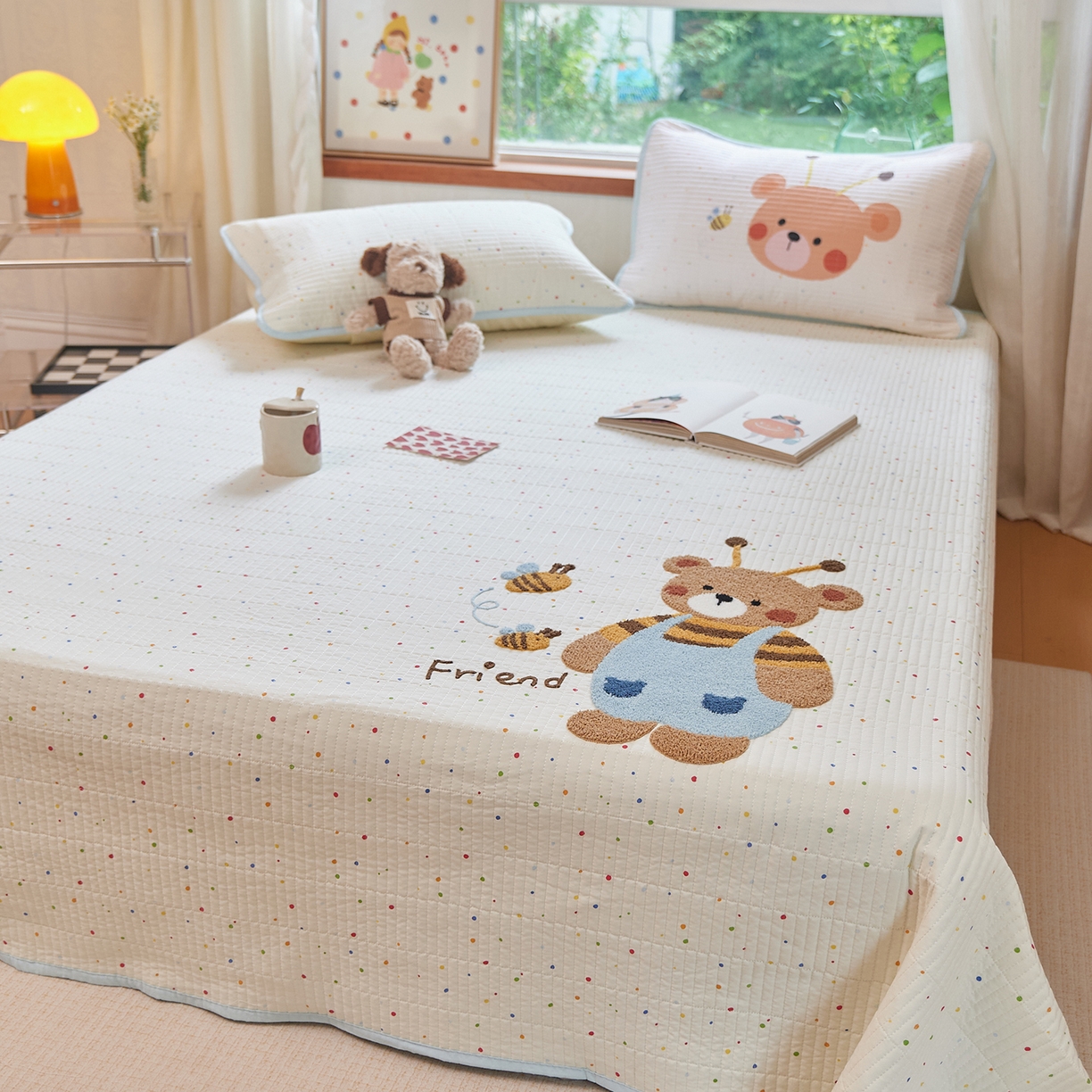 91家纺网 家纺一手货源 找家纺 鑫喜莱家纺 2025新款云朵棉毛巾绣床盖三件套 蜜蜂熊