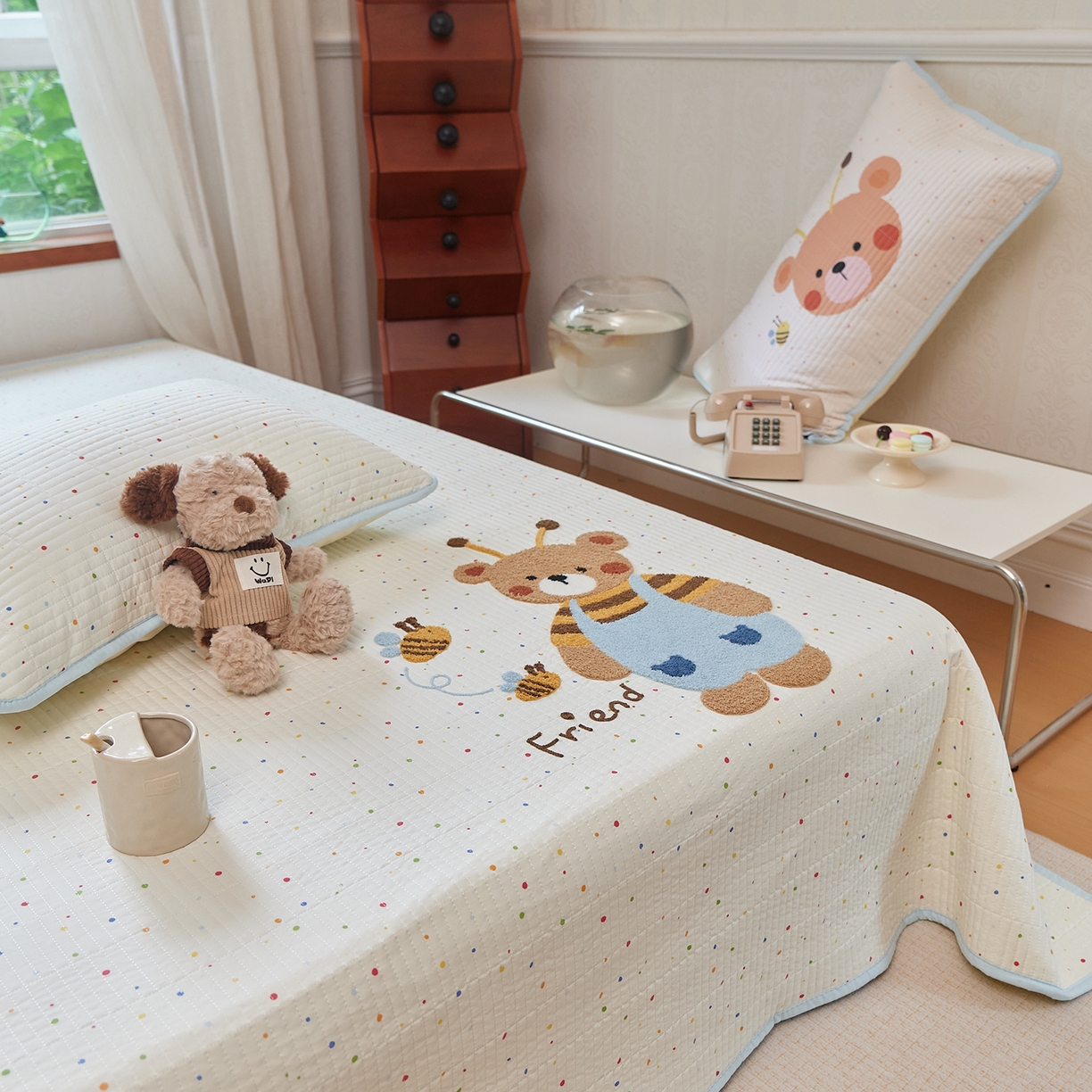 91家纺网 家纺一手货源 找家纺 鑫喜莱家纺 2025新款云朵棉毛巾绣床盖三件套 蜜蜂熊