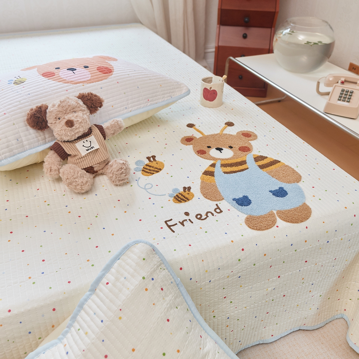 91家纺网 家纺一手货源 找家纺 鑫喜莱家纺 2025新款云朵棉毛巾绣床盖三件套 蜜蜂熊