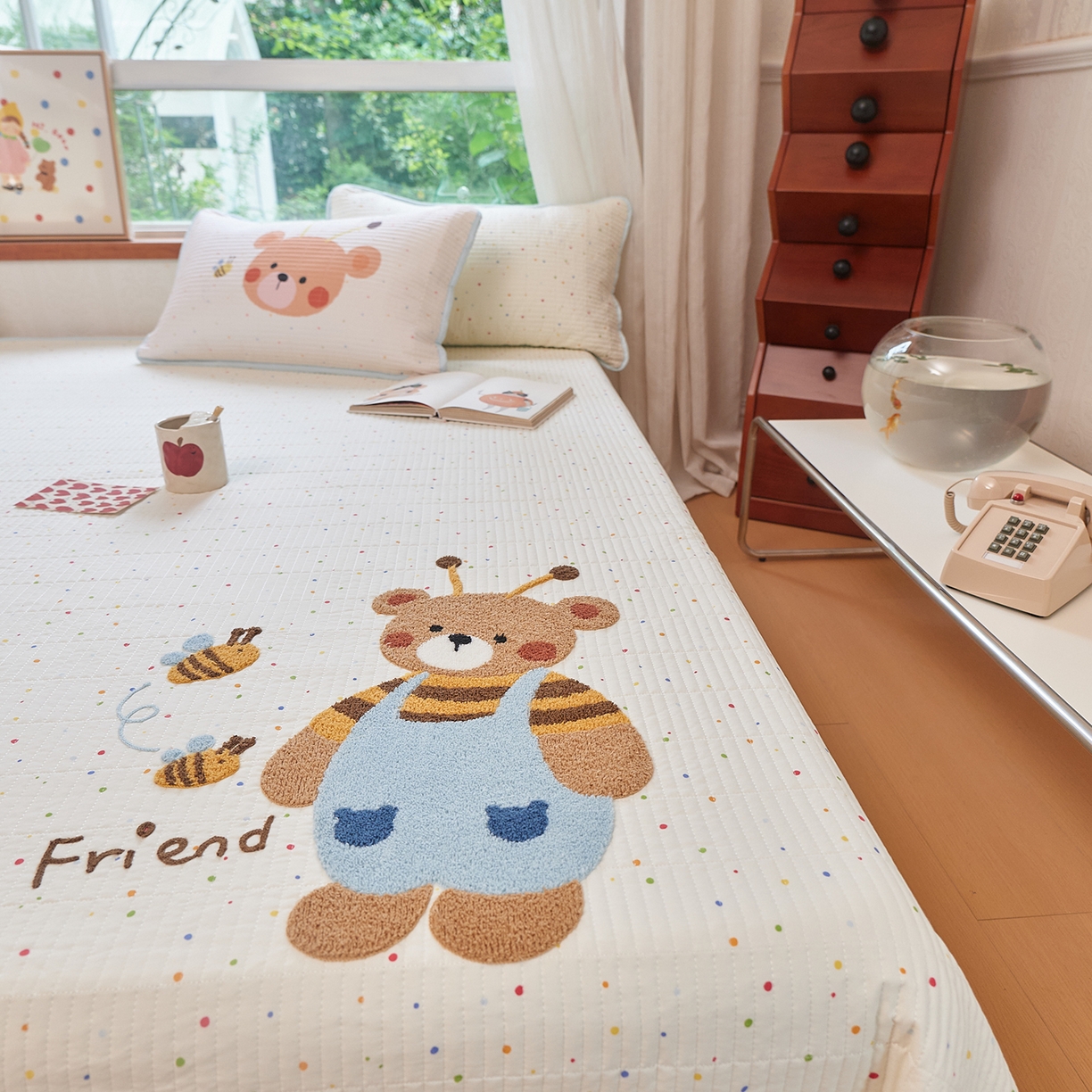 91家纺网 家纺一手货源 找家纺 鑫喜莱家纺 2025新款云朵棉毛巾绣床盖三件套 蜜蜂熊