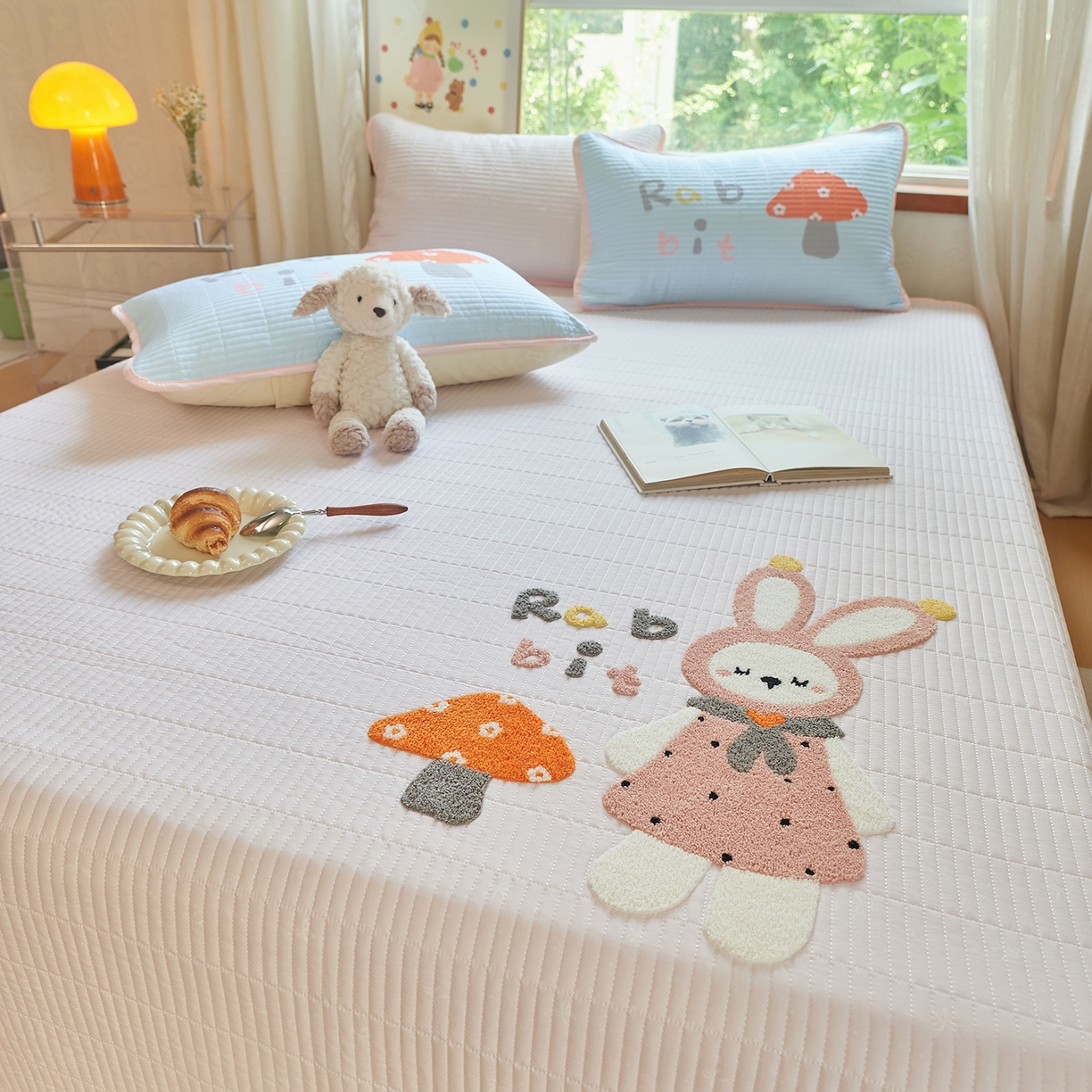 91家纺网 家纺一手货源 找家纺 鑫喜莱家纺 2025新款云朵棉毛巾绣床盖三件套 蘑菇兔