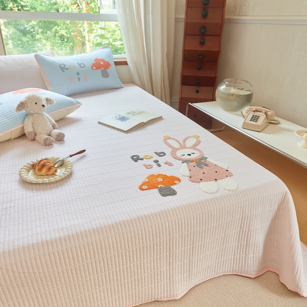 91家纺网 家纺一手货源 找家纺 鑫喜莱家纺 2025新款云朵棉毛巾绣床盖三件套 蘑菇兔