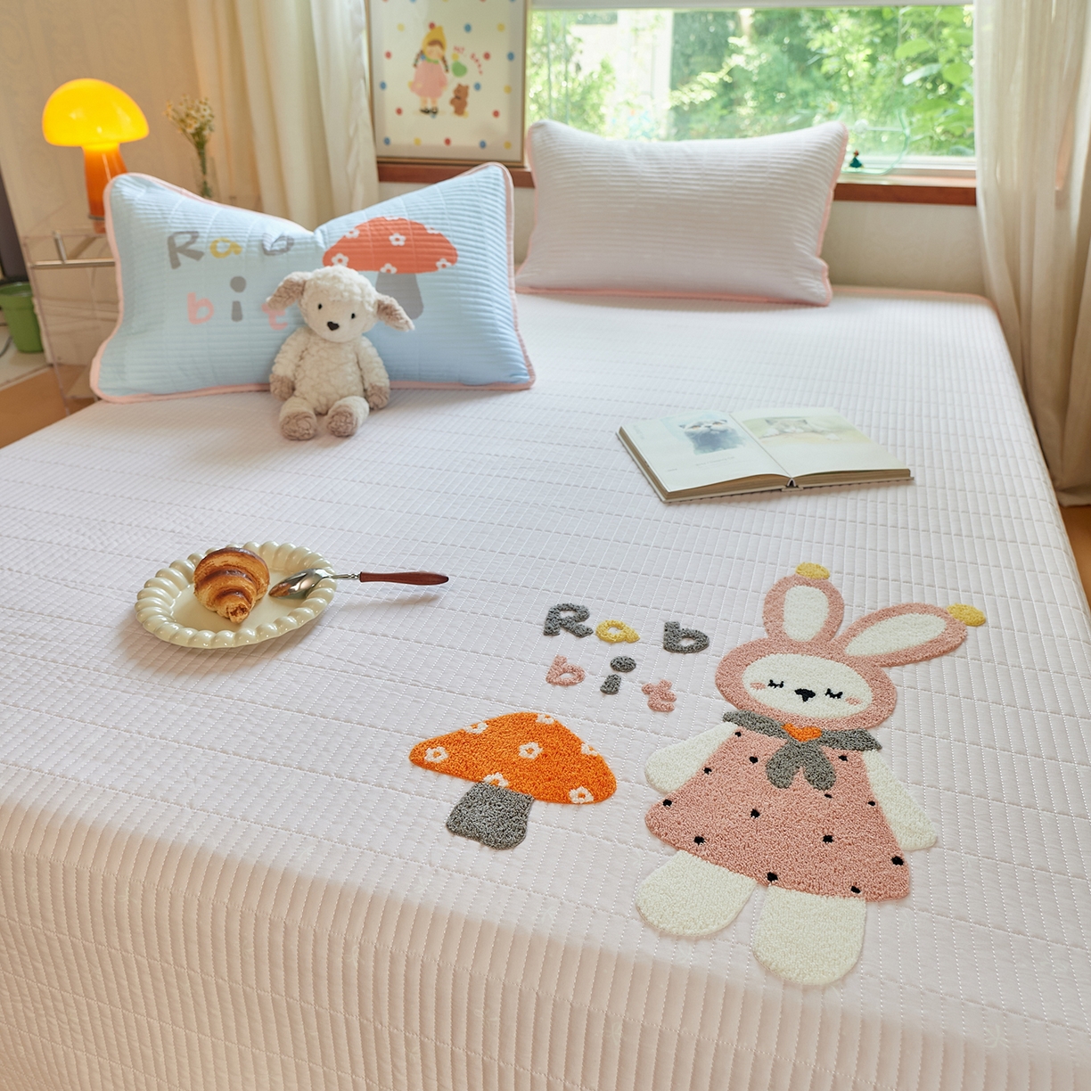 91家纺网 家纺一手货源 找家纺 鑫喜莱家纺 2025新款云朵棉毛巾绣床盖三件套 蘑菇兔