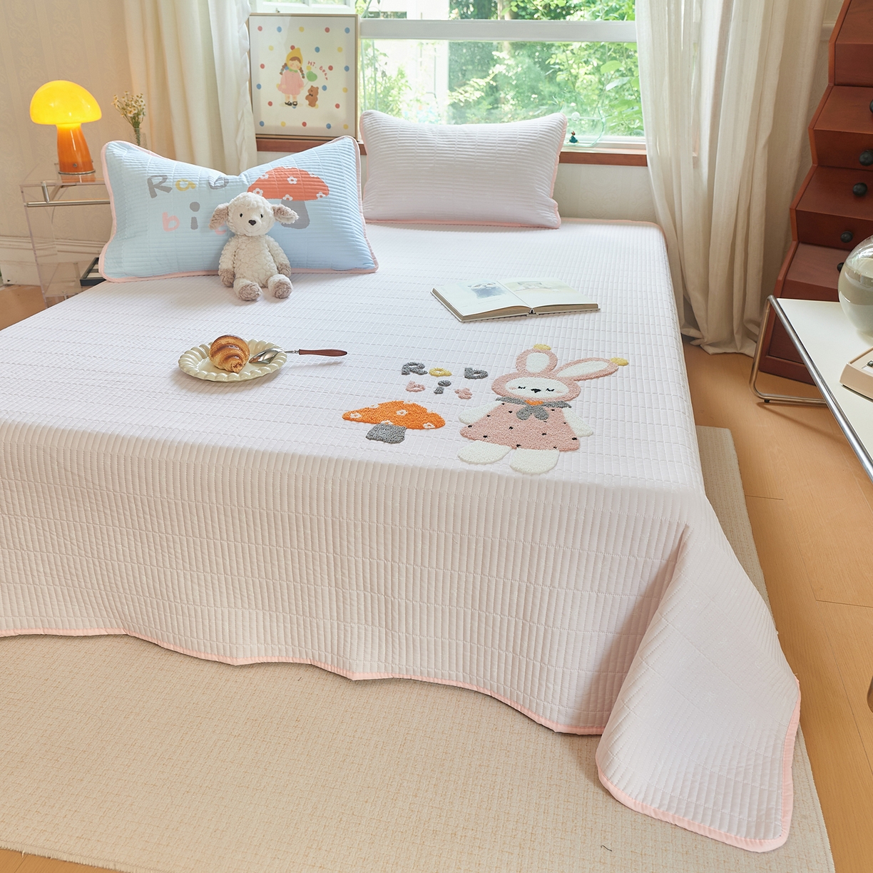 91家纺网 家纺一手货源 找家纺 鑫喜莱家纺 2025新款云朵棉毛巾绣床盖三件套 蘑菇兔