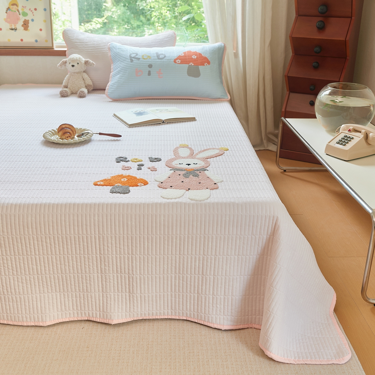 91家纺网 家纺一手货源 找家纺 鑫喜莱家纺 2025新款云朵棉毛巾绣床盖三件套 蘑菇兔