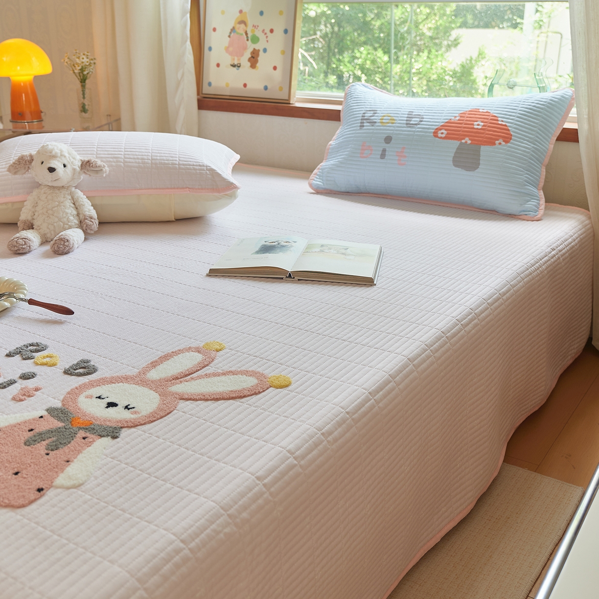 91家纺网 家纺一手货源 找家纺 鑫喜莱家纺 2025新款云朵棉毛巾绣床盖三件套 蘑菇兔