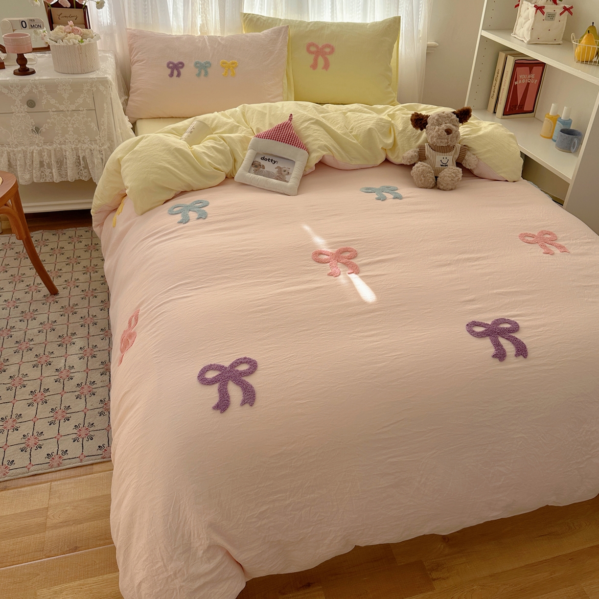 91家纺网 家纺一手货源 找家纺 顾里家纺 2025新款韩系蝴蝶结云朵棉毛巾绣套件四件套-少女梦想 少女梦想（粉）