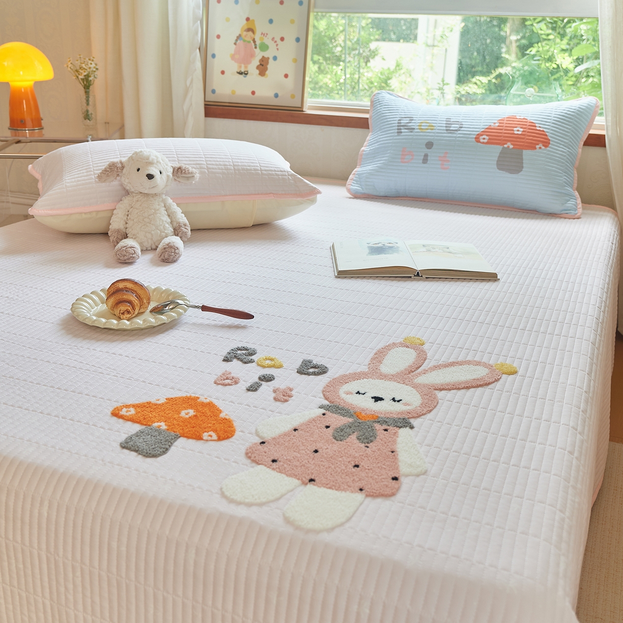 91家纺网 家纺一手货源 找家纺 鑫喜莱家纺 2025新款云朵棉毛巾绣床盖三件套 蘑菇兔