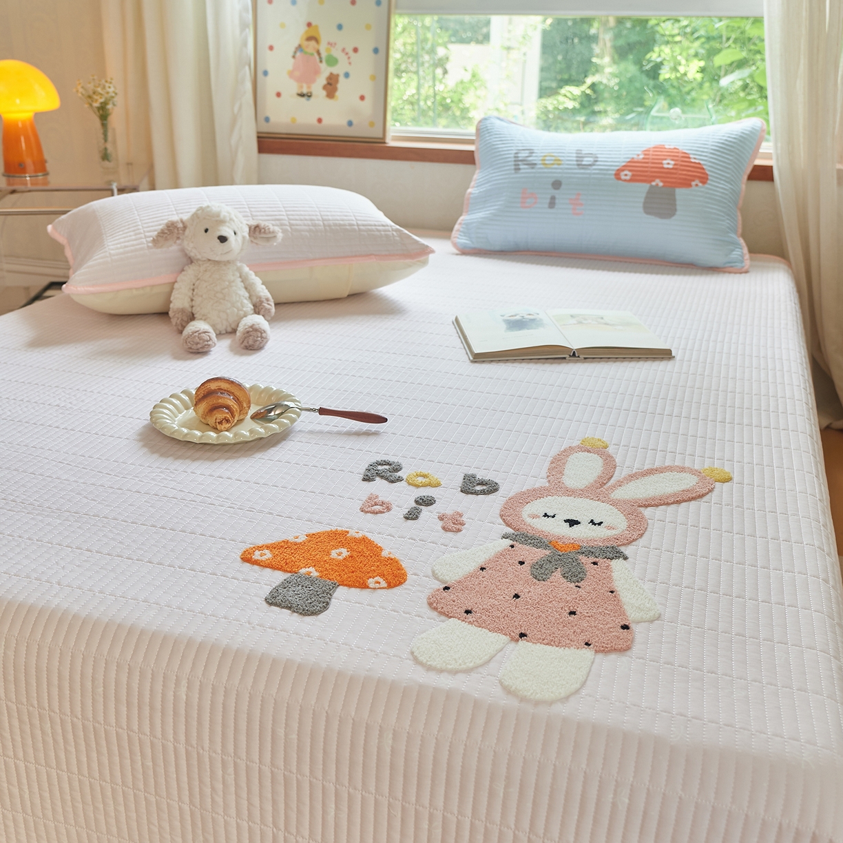 91家纺网 家纺一手货源 找家纺 鑫喜莱家纺 2025新款云朵棉毛巾绣床盖三件套 蘑菇兔