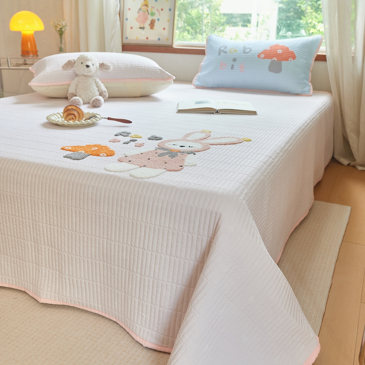 91家纺网 家纺一手货源 找家纺 鑫喜莱家纺 2025新款云朵棉毛巾绣床盖三件套 蘑菇兔