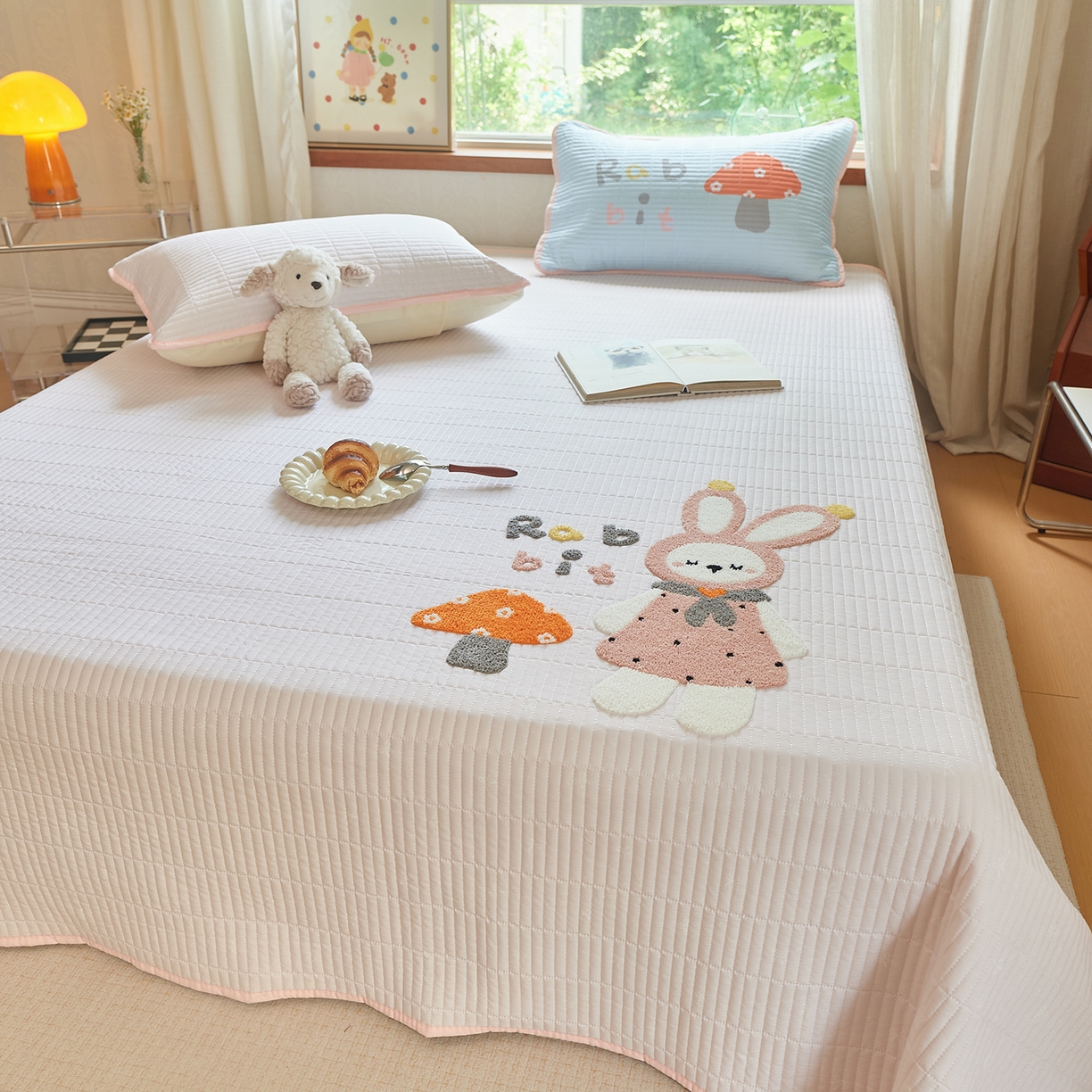 91家纺网 家纺一手货源 找家纺 鑫喜莱家纺 2025新款云朵棉毛巾绣床盖三件套 蘑菇兔