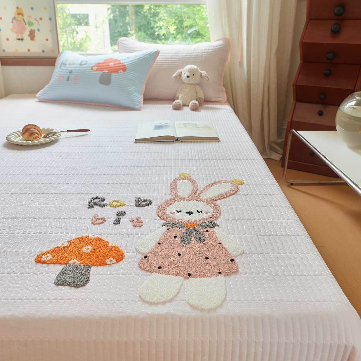 91家纺网 家纺一手货源 找家纺 鑫喜莱家纺 2025新款云朵棉毛巾绣床盖三件套 蘑菇兔