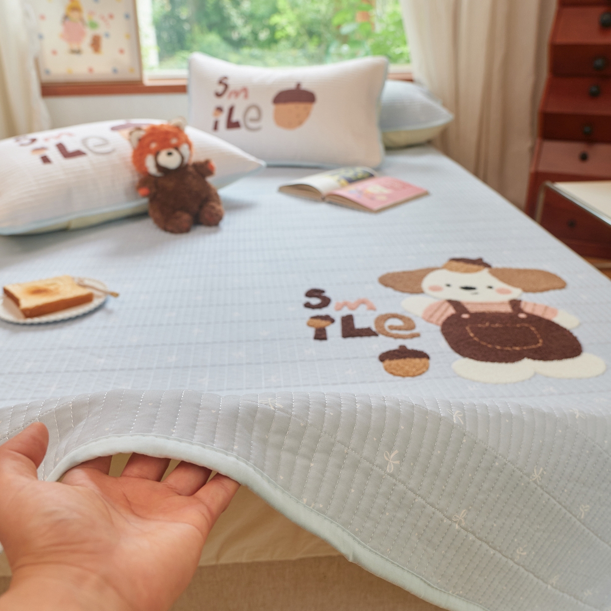 91家纺网 家纺一手货源 找家纺 鑫喜莱家纺 2025新款云朵棉毛巾绣床盖三件套 橡果狗