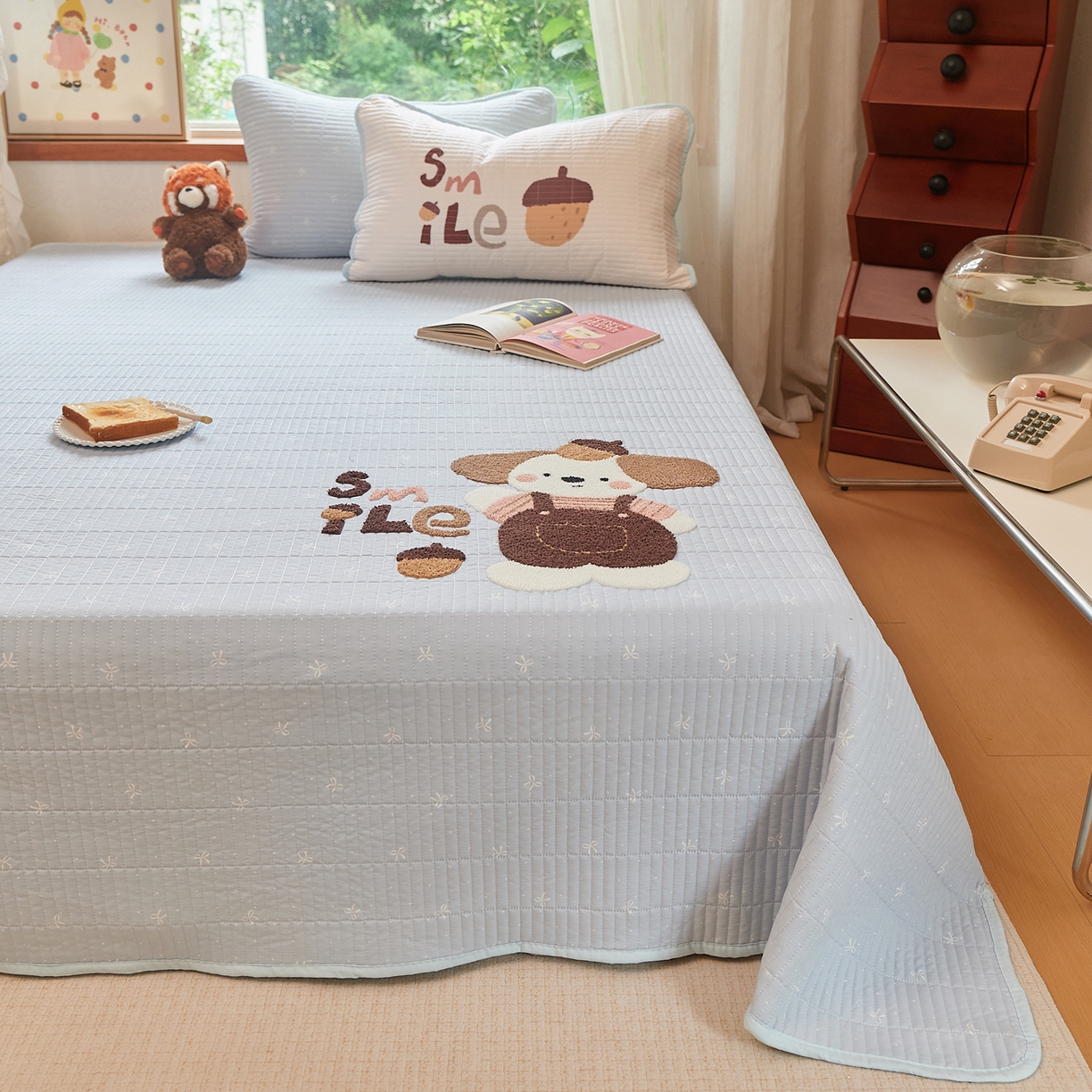 91家纺网 家纺一手货源 找家纺 鑫喜莱家纺 2025新款云朵棉毛巾绣床盖三件套 橡果狗