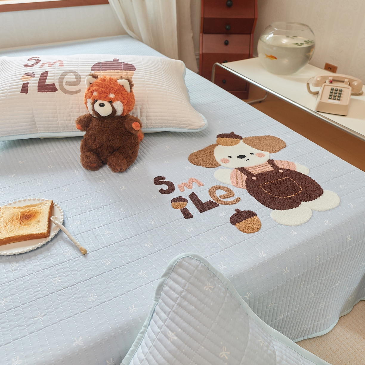 91家纺网 家纺一手货源 找家纺 鑫喜莱家纺 2025新款云朵棉毛巾绣床盖三件套 橡果狗