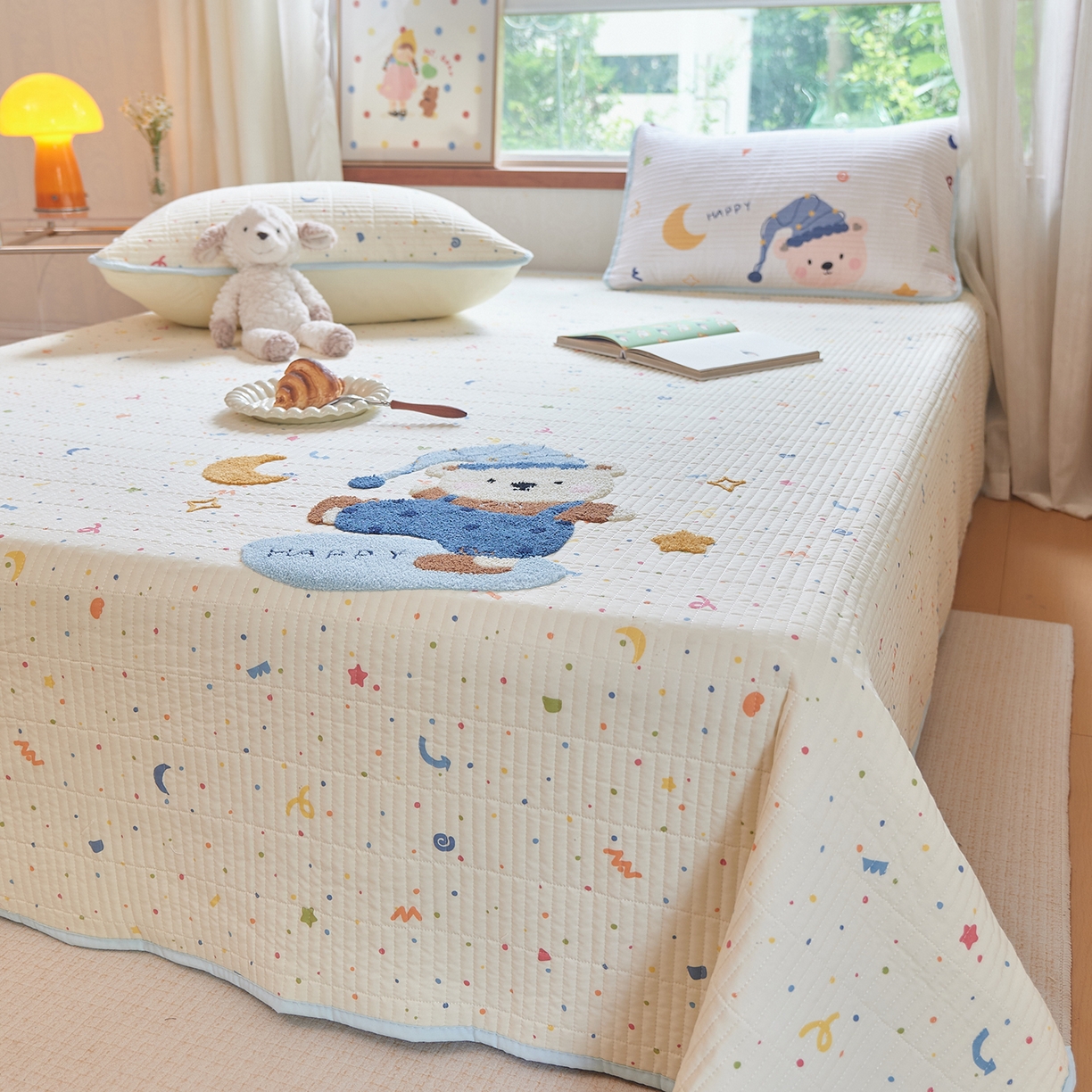 91家纺网 家纺一手货源 找家纺 鑫喜莱家纺 2025新款云朵棉毛巾绣床盖三件套 月亮熊