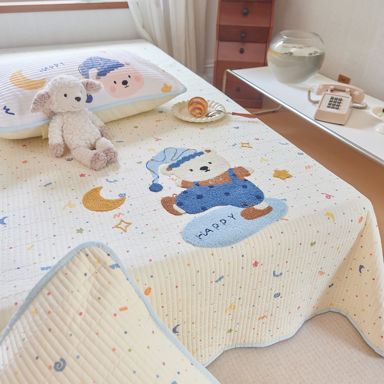 91家纺网 家纺一手货源 找家纺 鑫喜莱家纺 2025新款云朵棉毛巾绣床盖三件套 月亮熊