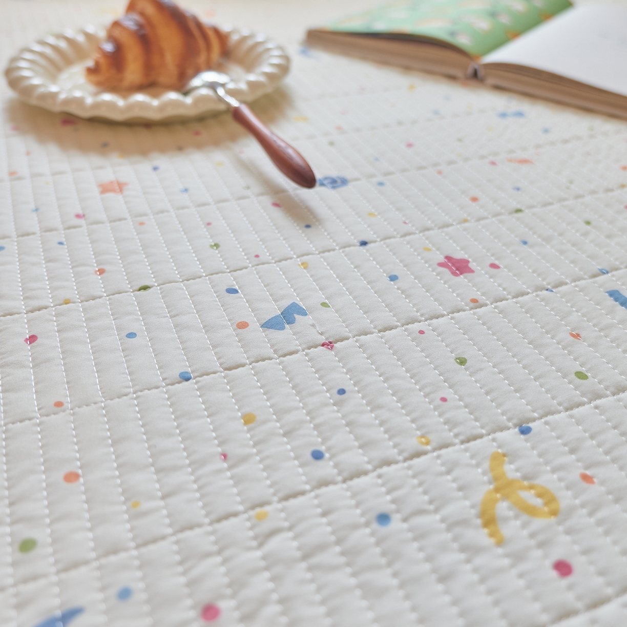 91家纺网 家纺一手货源 找家纺 鑫喜莱家纺 2025新款云朵棉毛巾绣床盖三件套 月亮熊