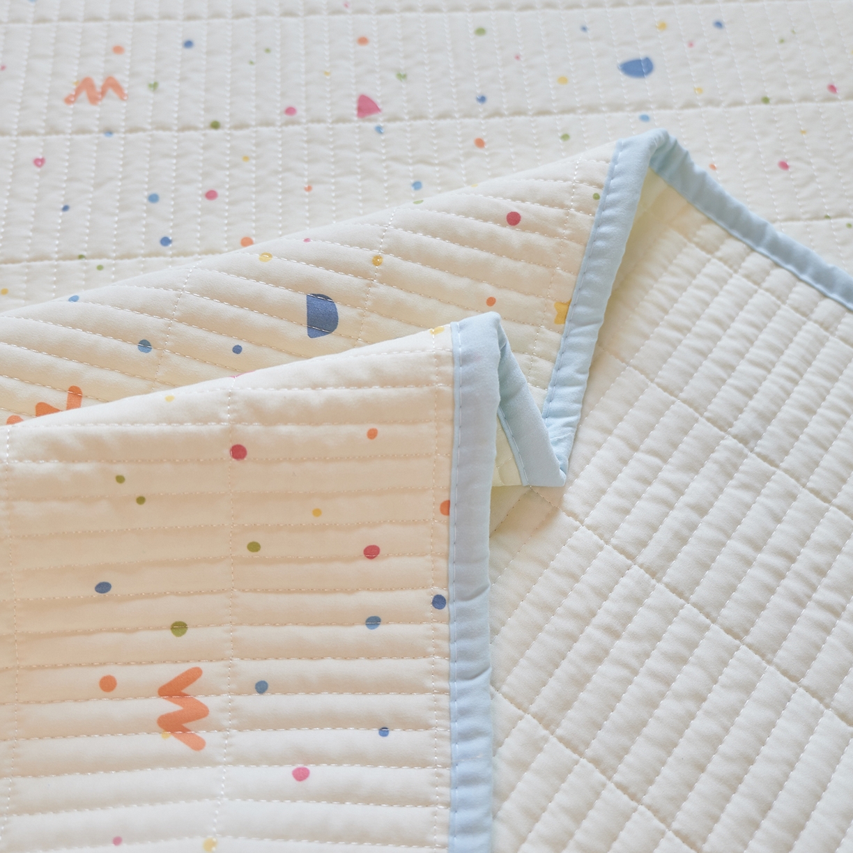 91家纺网 家纺一手货源 找家纺 鑫喜莱家纺 2025新款云朵棉毛巾绣床盖三件套 月亮熊