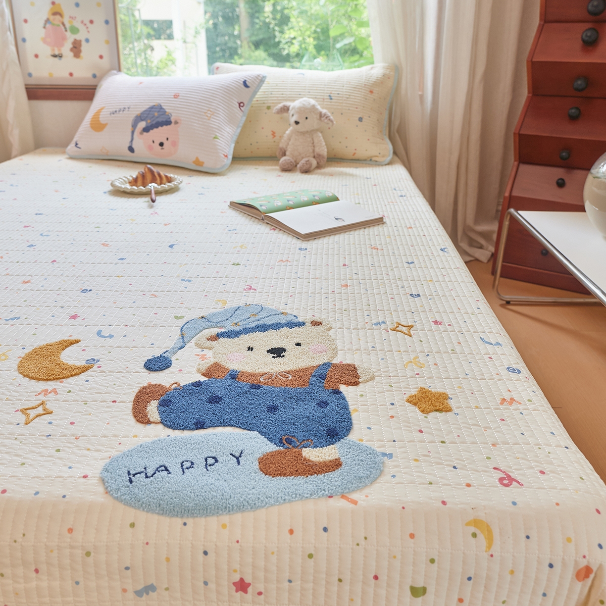 91家纺网 家纺一手货源 找家纺 鑫喜莱家纺 2025新款云朵棉毛巾绣床盖三件套 月亮熊